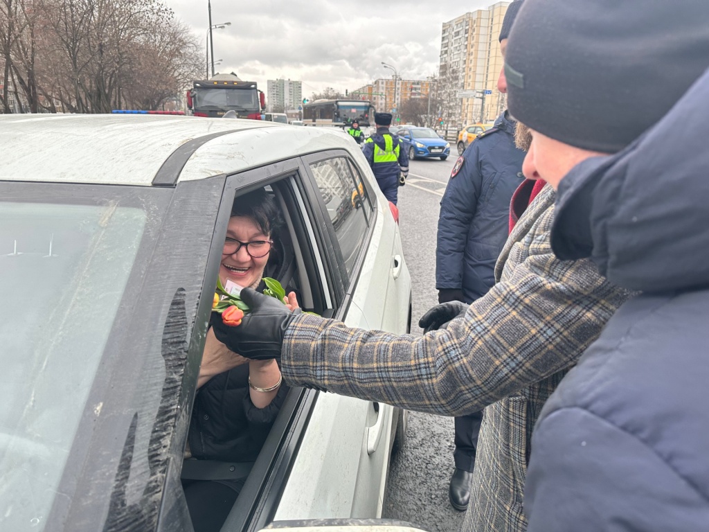 В Восточном округе полицейские совместно с общественниками Антоном Петровым и Ильей Афанасьевым провели акцию «Цветы для автоледи» (2).jpeg